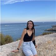 Profesora de apoyo escolar a niños de forma presencial u online